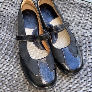 Born Mary Jane with Velcro strap black 8.5/40 leather upper EUC